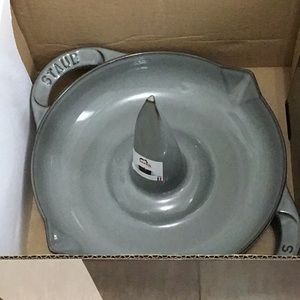 New Staub Enameled Cast Iron Vertical Roaster 24cm Graphite Gray